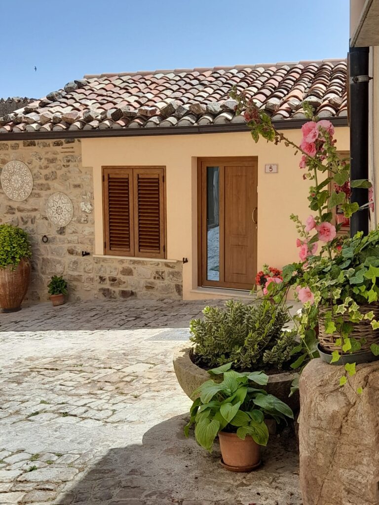 “Uncinetto e fantasia” a Geraci Siculo”
