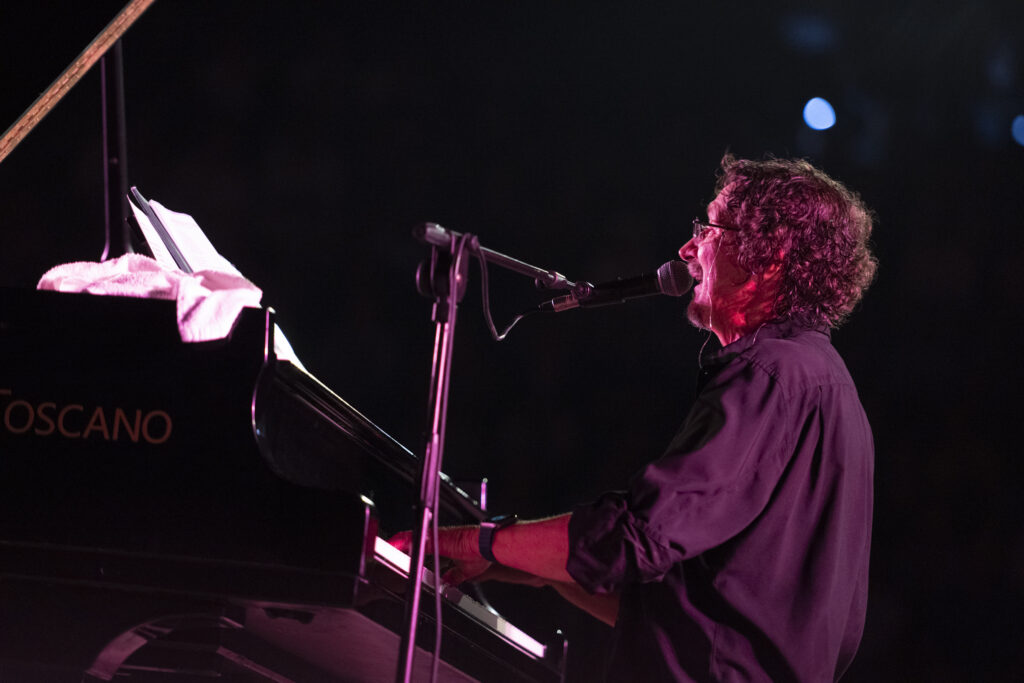 Sergio Cammariere e la sua musica incanta il pubblico del teatro in pineta a Petralia Sottana