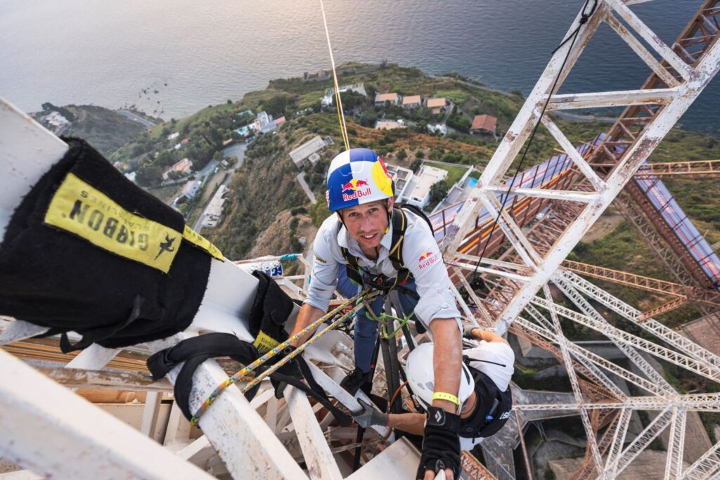 ATTRAVERSARE LO STRETTO DI MESSINA CAMMINANDO SU UN FILO: L’IMPRESA DEI RECORD DI JAAN ROOSE
