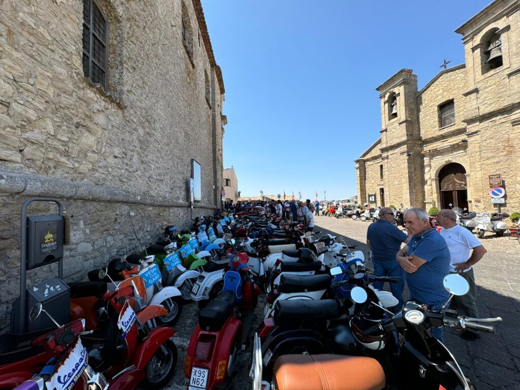 A Gangi il raduno del Vespa Club