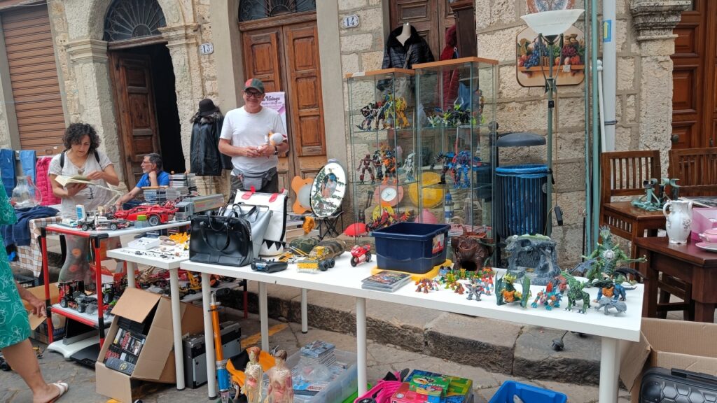 A Petralia Soprana l’Orienteering in notturna e il “Petra Vintage Market Village”