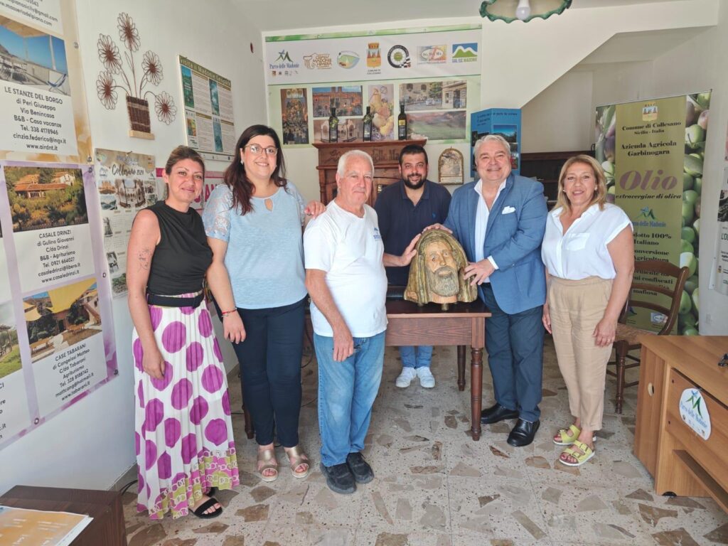 Una scultura in legno di  Pasquale Mogavero, raffigurante il volto di Biagio Conte,donata all’Ente Parco delle Madonie