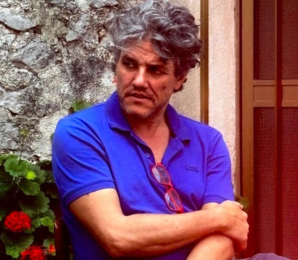 Lo scrittore Giankarim De Caro ospite del salotto letterario “A Casa di Anna” a Campofelice di Roccella