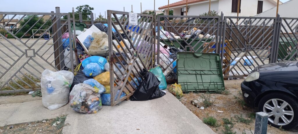 I cittadini segnalano: raccolta rifiuti a rilento in c.da “Pistavecchia”, territorio di Campofelice di Roccella
