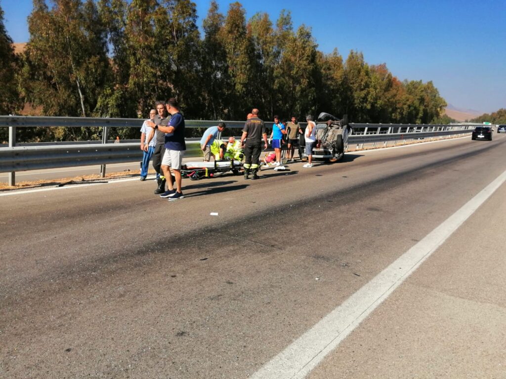 Incidente sulla Pa-Ct, si ribalta un’auto tra Irosa e Tremonzelli