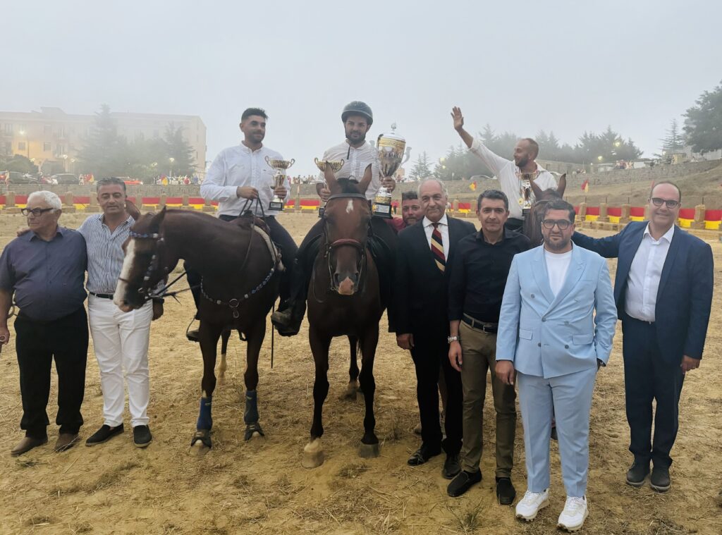 Vincenzo Antista porta a Castelbuono il trofeo della Giostra dei Ventimiglia
