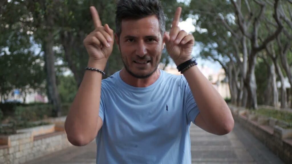 Manlio Dovì alle Notti Clandestine 2024: «Un comico non deve mai smettere di studiare ed essere curioso della reazione del pubblico»