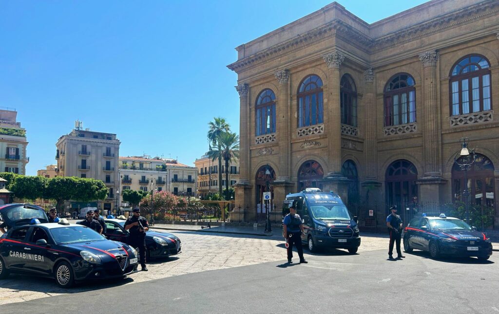 Carabinieri. Estorsione ai danni di un turista. 2 arresti