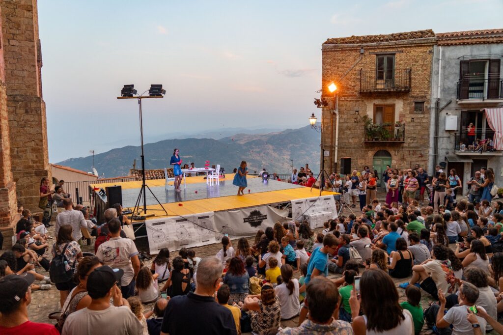 Valdemone festival a Pollina, quindici anni in cui il borgo medievale si trasforma in teatro a cielo aperto