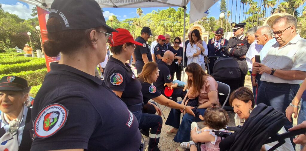 Per la Festa dei Nonni stand dei Carabinieri contro le truffe agli anziani