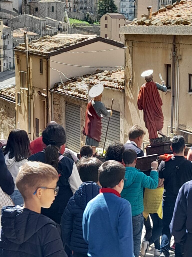 Geraci Siculo,inseguendo le nuvole ed i bambini, la tradizione non muore