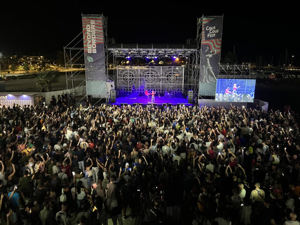 Pretendono la consumazione gratuita in  discoteca ed aggrediscono il dipendente