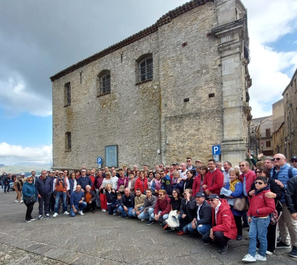 Gangi, vecchie signore in passerella tra moto e auto storiche