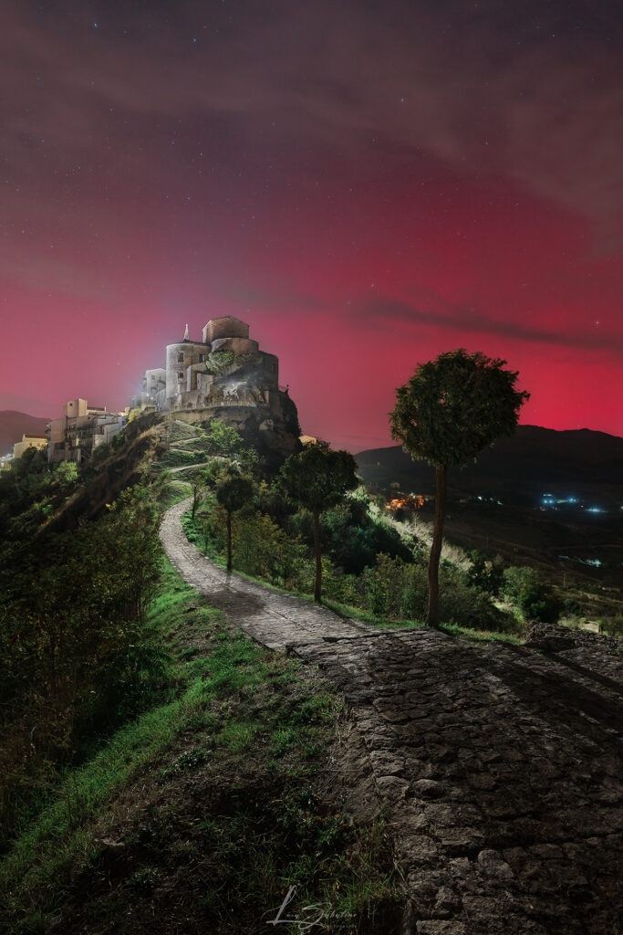 L’aurora boreale di Petralia Soprana nella foto di Luca Sabatino