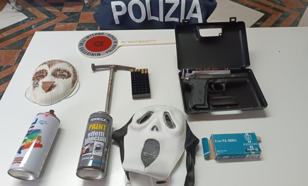 Imbratta la sede di un partito politico ed altri beni  comunali:denunciato dalla Polizia