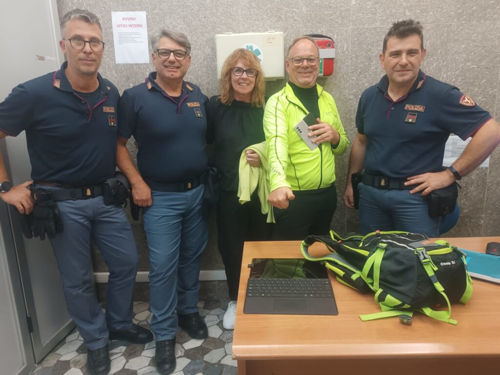 Turista tedesco dimentica il proprio zaino a bordo di un treno: la Polizia ferroviaria lo trova e lo riconsegna