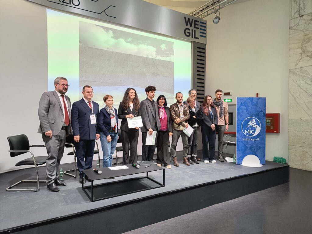 Ad Erica La Placa il  primo premio  al progetto fotografico “Geometrie dell’Aridità: visioni interrotte”