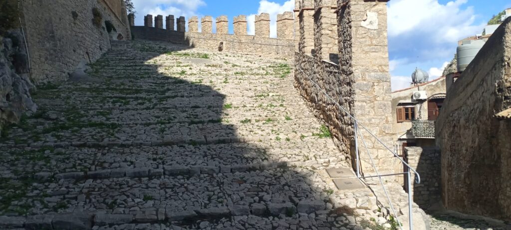 IL CASTELLO DI CACCAMO SI RIFÀ IL LOOK: OLTRE 110 MILA EURO PER  ILLUMINAZIONE ARTISTICA E  RISPARMIO ENERGETICO