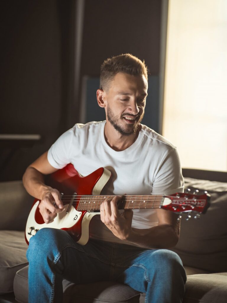 Musica, Emanuele Minutella pubblica il suo primo singolo “Troppa Gente”