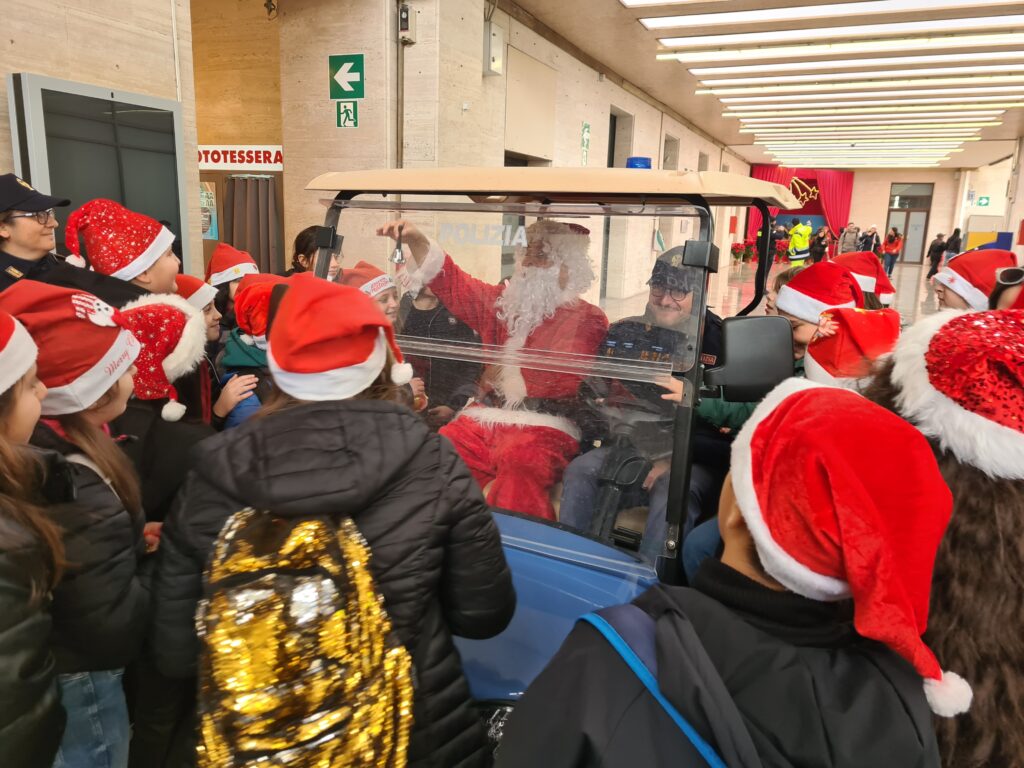 I bambini e Babbo natale addobbano l’albero di Natale della Polizia