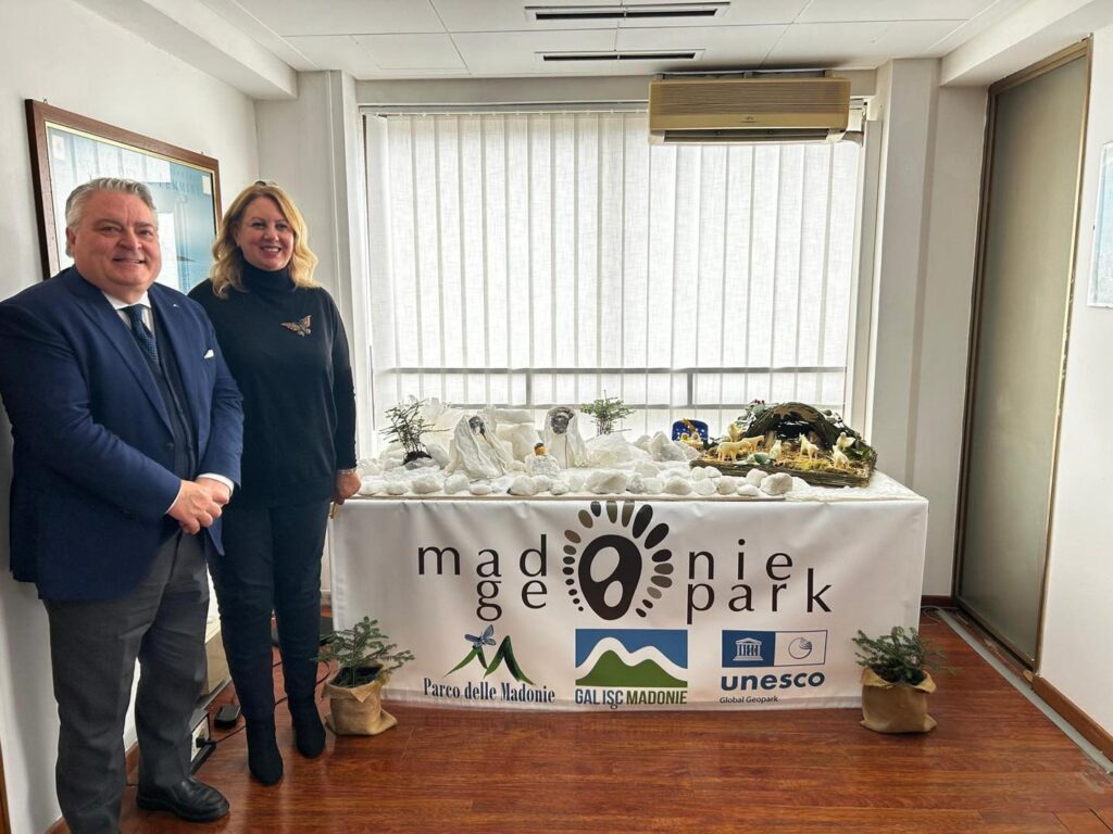 Un Presepe di Sale donato all’assessore Savarino