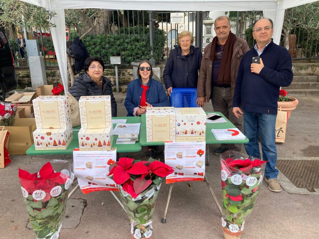 Stelle di Natale Ail. I volontari di Ama il Tuo Tempo e del Masci alla Villa comunale di Cefalù