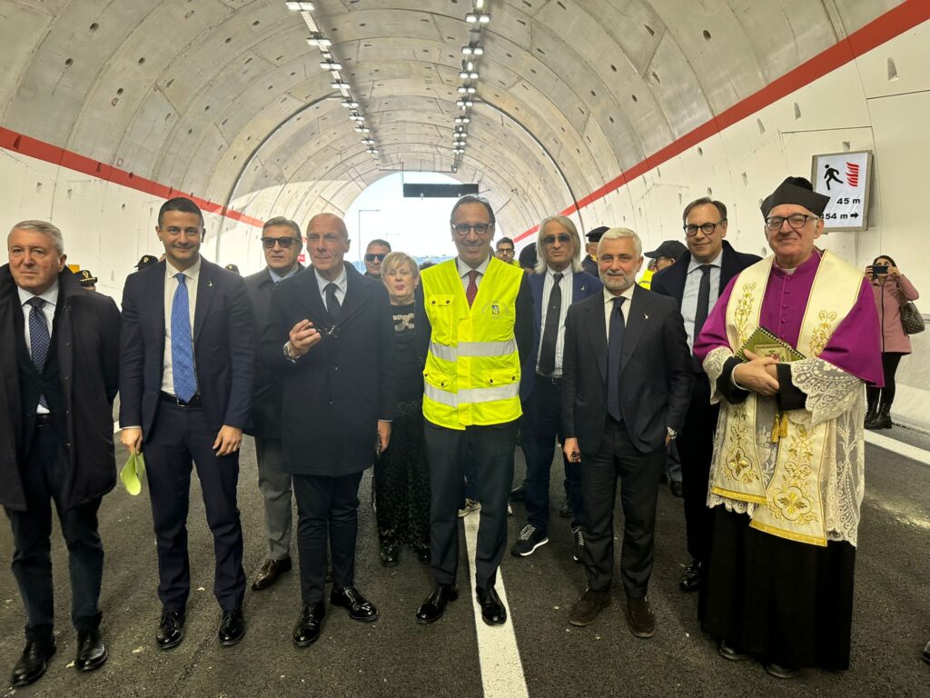 Aperta al traffico la galleria Caltanissetta sulla Ss 640. Aricò: «La più grande della regione, altra sfida vinta per l’intera mobilità della Sicilia»