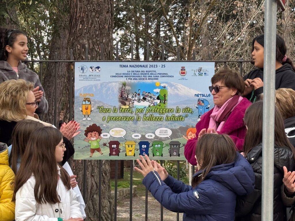 A Castellana Sicula la Fidapa Bpw Petralie Madonie installa un pannello per sensibilizzare al rispetto dell’ambiente