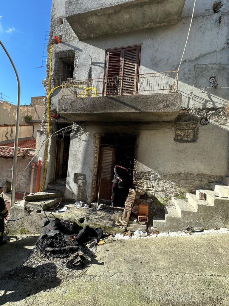 I Carabinieri salvano due bambini all’interno di una abitazione in fiamme