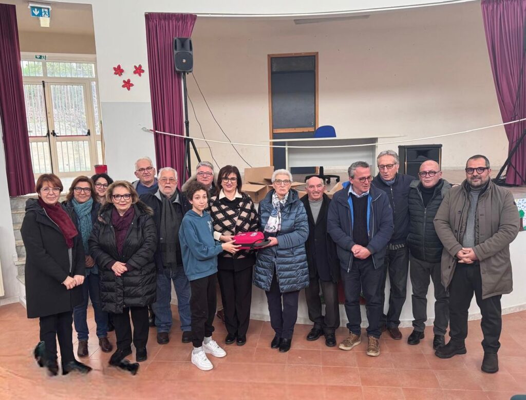 A Castellana Sicula donato un defibrillatore alla scuola media