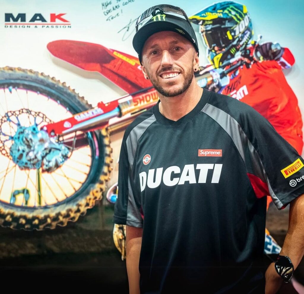 Tony Cairoli, il grande pilota porta a Palermo la sua motocross per l’inaugurazione di ducati