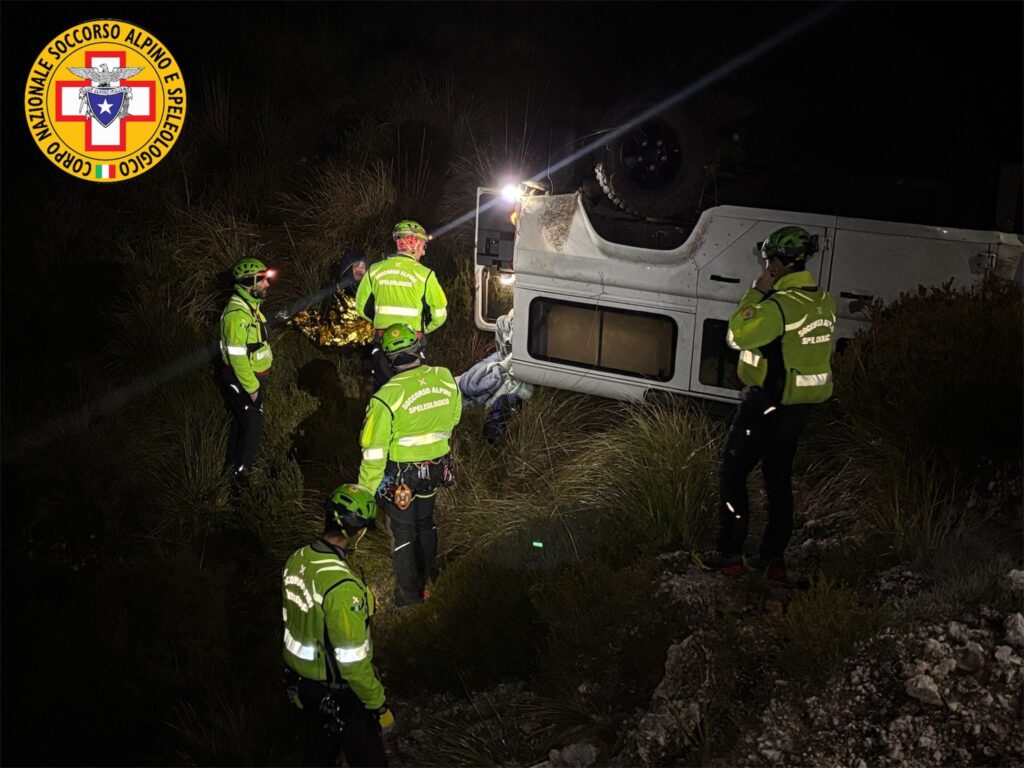 Turisti tedeschi con la jeep finiscono in una scarpata