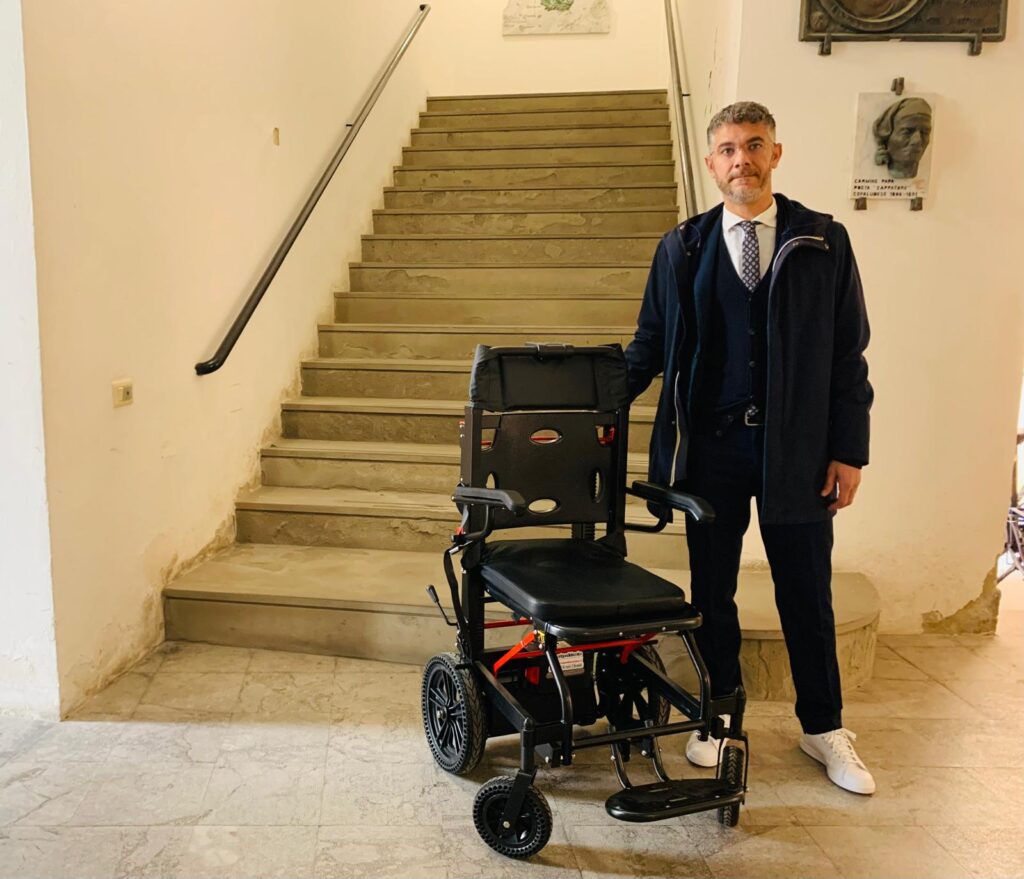 Comune di Cefalù. Una sedia meccanizzata per  superare delle barriere architettoniche