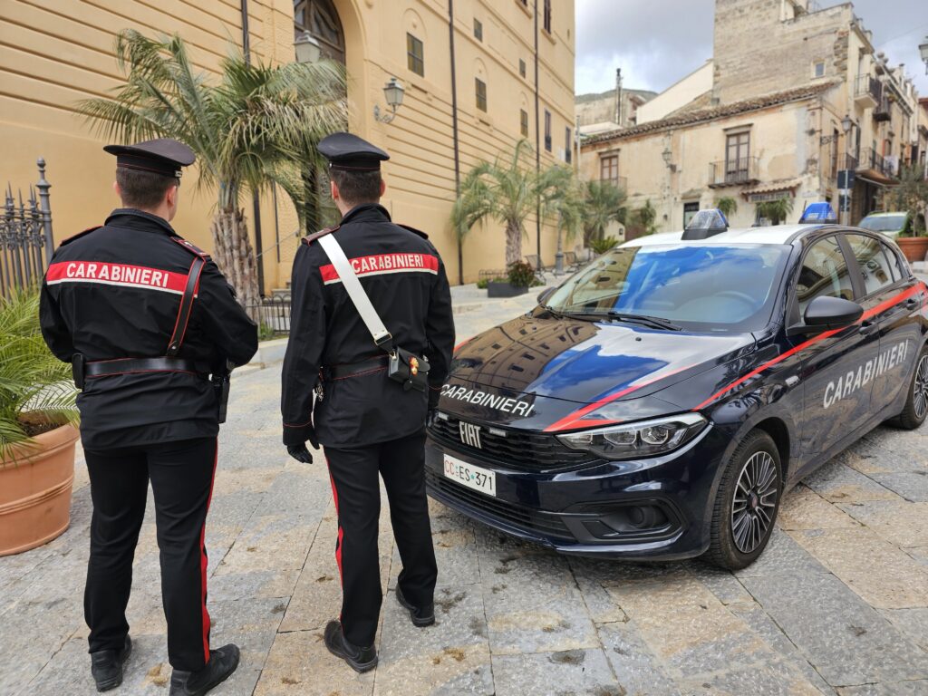 Tenta di strangolare la madre, arrestato un giovane romeno