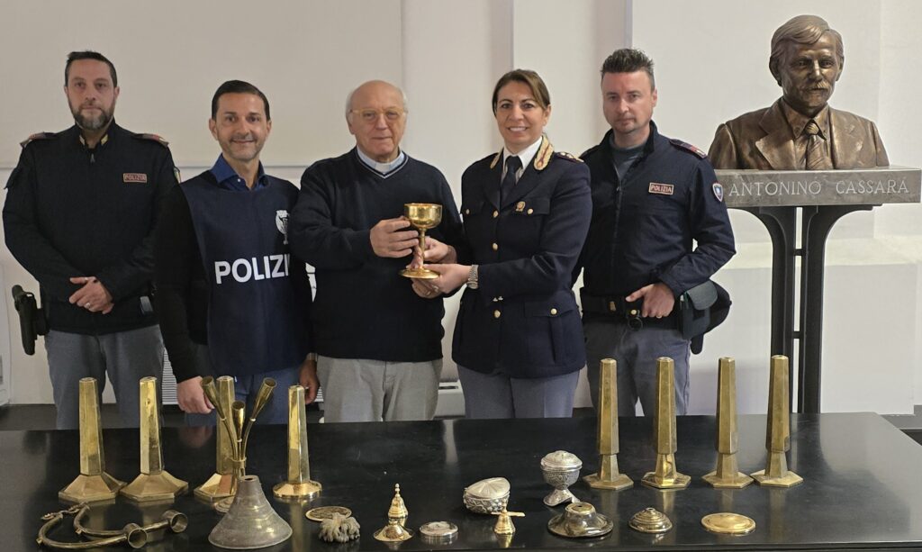 La Polizia ritrova gli arredi sacri rubati in una chiesa di Palermo