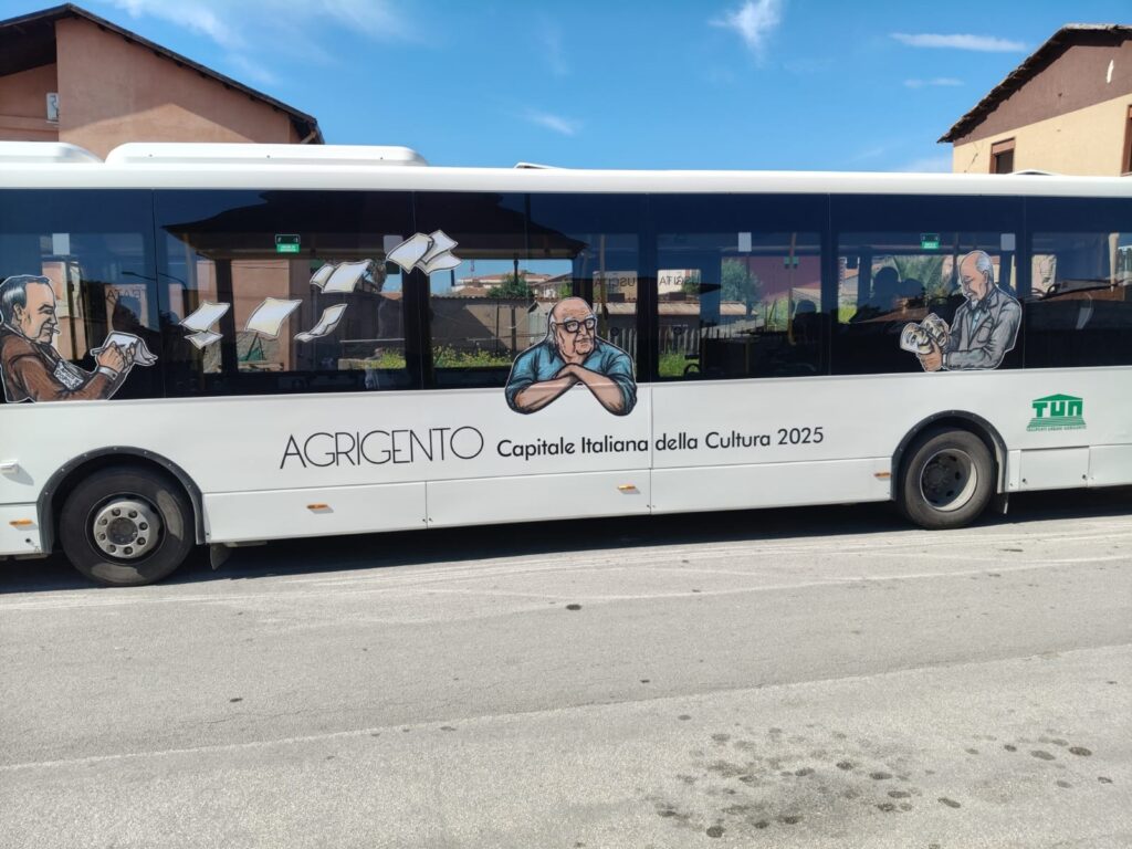 I “Bus della Cultura”, Pirandello, Sciascia e Camilleri ritratti a bordo per celebrare Agrigento