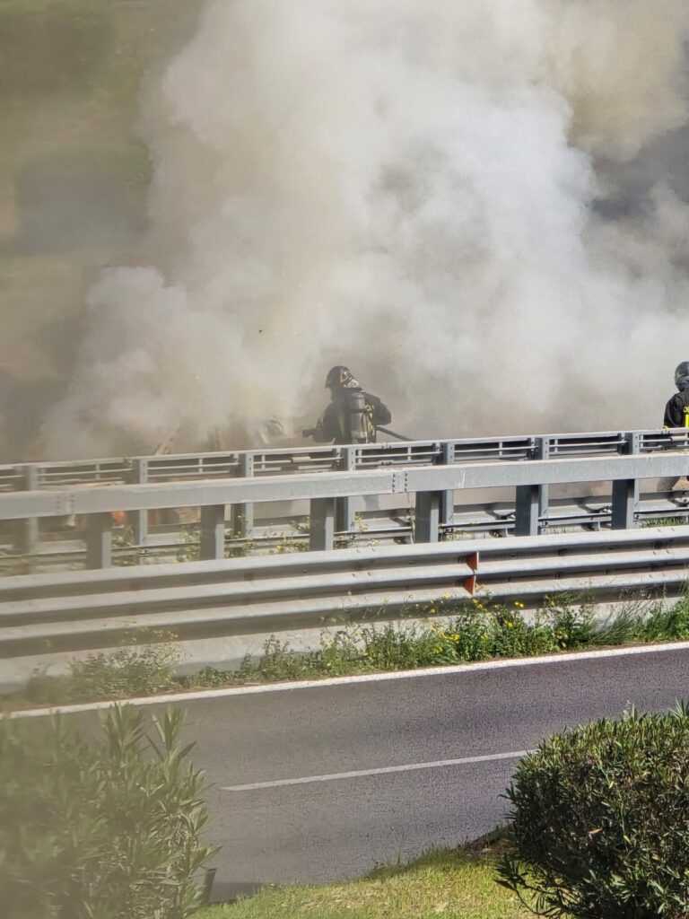 Incendio autovettura sull’A19, all’altezza di Bagheria