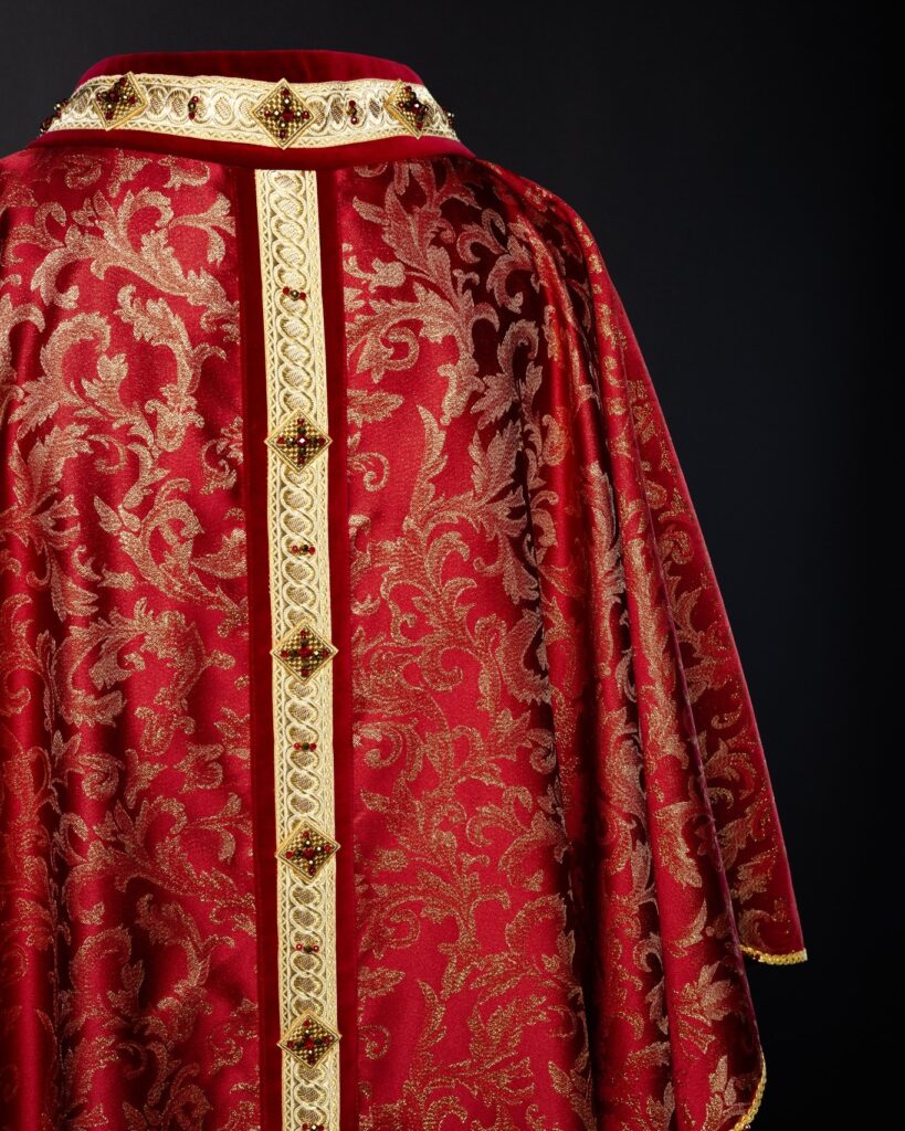 Paramenti sacri nelle diverse confessioni cristiane: Confronto e differenze