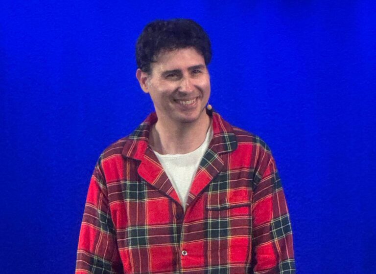 Marco Manera festeggia 25 anni di carriera con lo spettacolo comico “E siamo qua!”