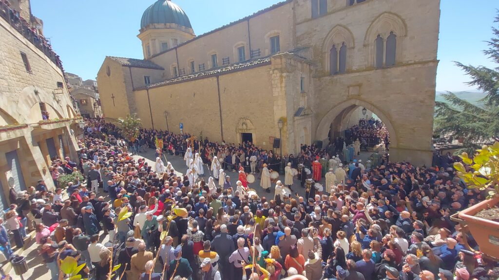 Gangi,  prepara la millenaria processione delle palme