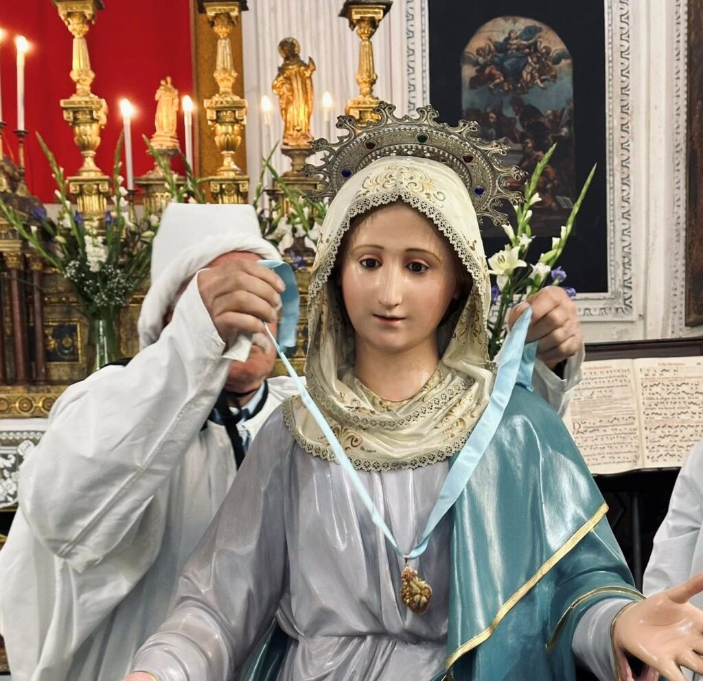 ๐l medaglione della Madonna indossato in occasione du โNcuontruโdi Petralia Sottana: ๐ฎ๐ง ๐ ๐๐ฌ๐ญ๐จ ๐ฌ๐ข๐ฅ๐๐ง๐ณ๐ข๐จ๐ฌ๐จ ๐๐ก๐ ๐๐ญ๐ญ๐ซ๐๐ฏ๐๐ซ๐ฌ๐ ๐ข๐ฅ ๐ญ๐๐ฆ๐ฉ๐จ.