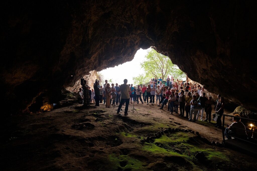 BCsicilia: “La Grotta San Teodoro, storie di uomini e faune preistoriche”