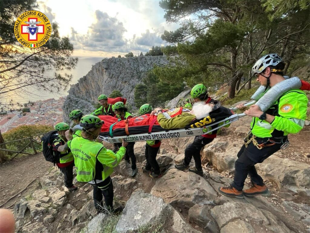 Cefalù, intervento per soccorrere una turista infortunata sulla Rocca