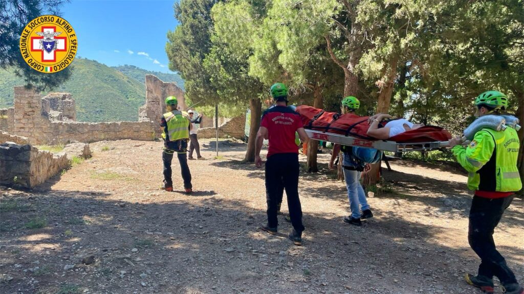 Cefalù, intervento sulla Rocca per una turista statunitense infortunata