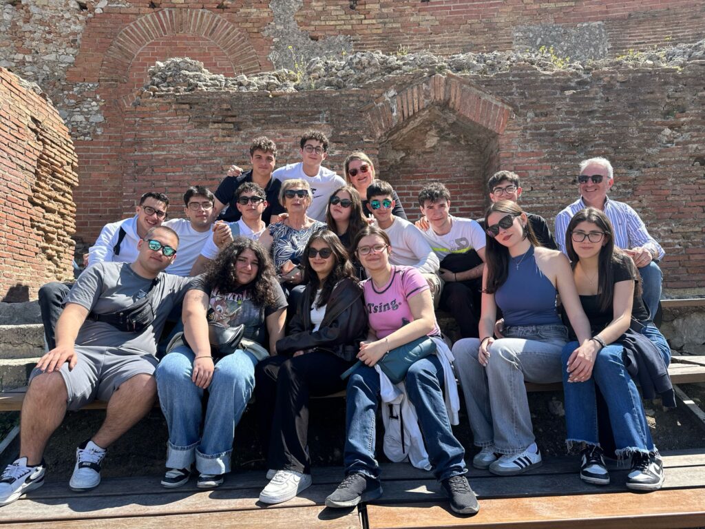 Gli studenti dell’ISIS “G. Salerno” di Gangi protagonisti al Parco Letterario Verga: professionalità e passione in un progetto PCTO d’eccellenza