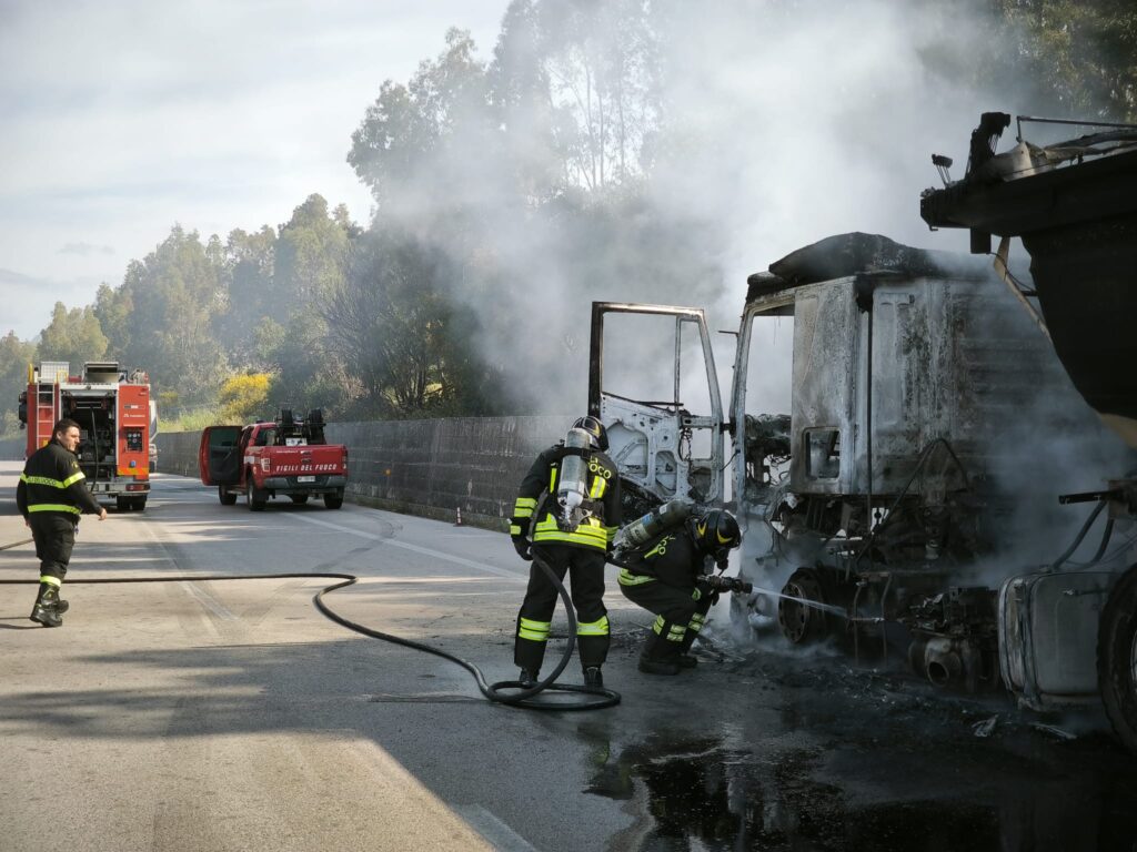Camion in fiamme sulla A19 nei pressi di Irosa