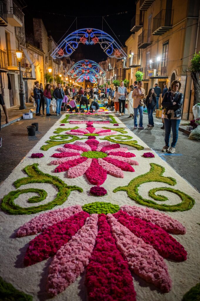 Castelbuono prepara l’Infiorata, quest’anno dedicata a Camilleri