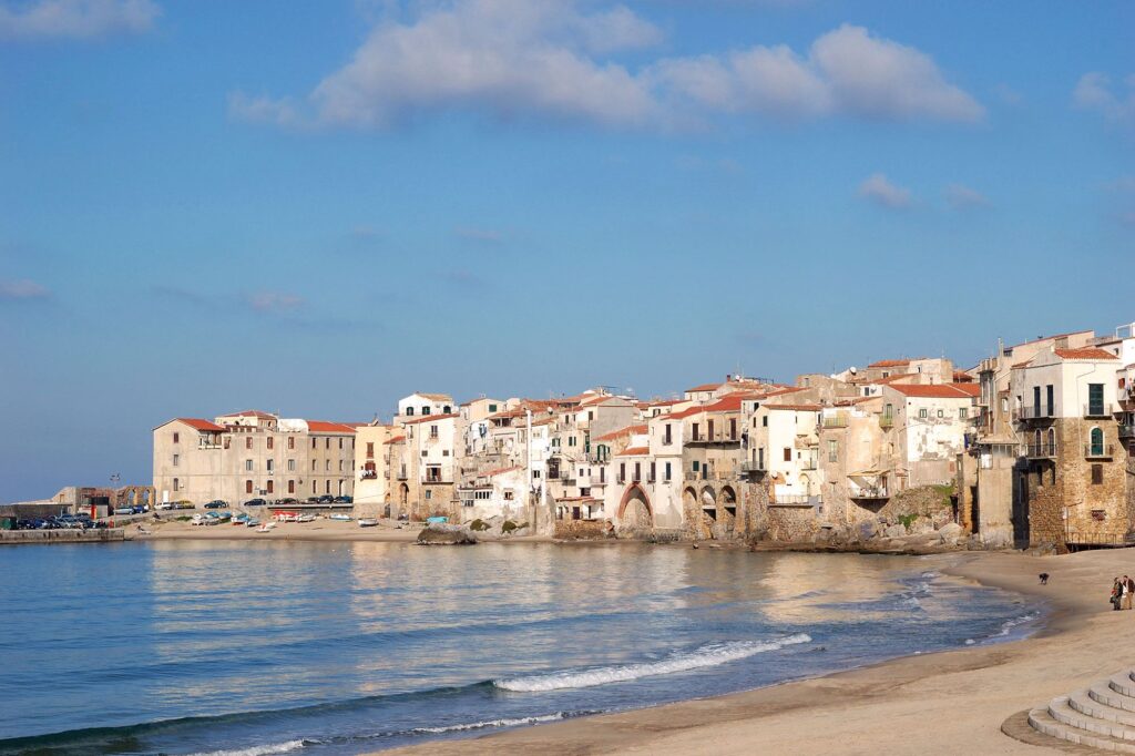 Spiaggia libera di Cefalù, approvato il servizio di salvataggio