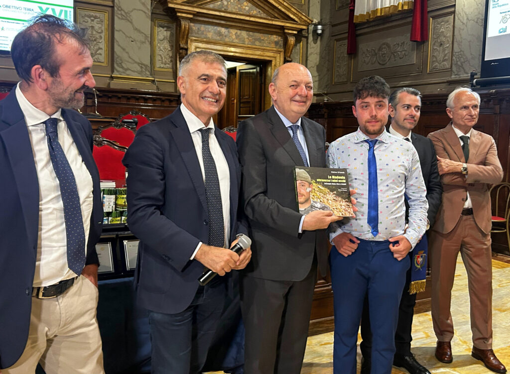 Matteo Orlando,, consegna al ministro Fratin e al presidente di Federparchi il suo libro