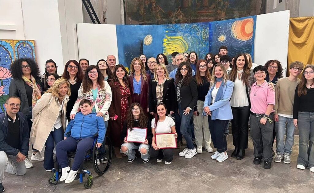 Cefalù,scuola in mostra in Piazza Duomo con robot e porte pitturate